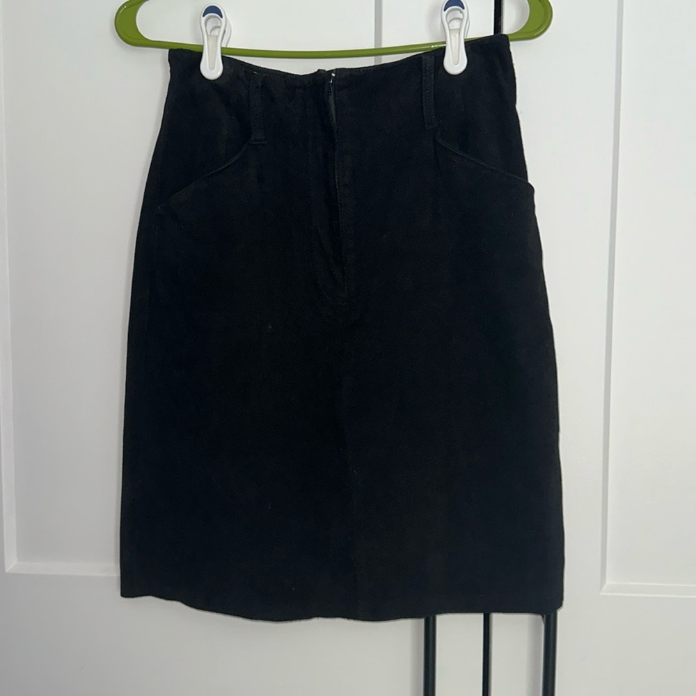 Cedars vintage leather midi skirt w/ belt loops, pockets, and slit. Fully lined.